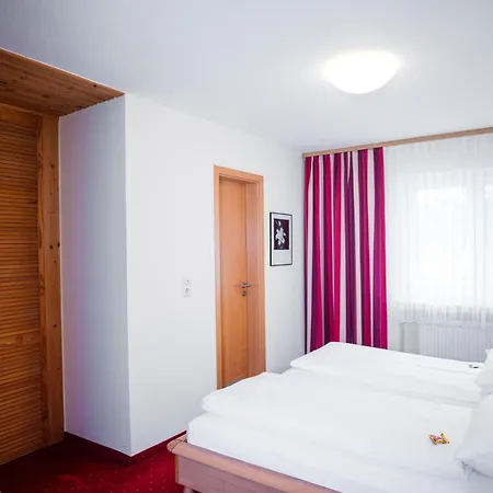 Landgasthof Linde - In Ruhiger, Laendlicher Umgebung イン 3*