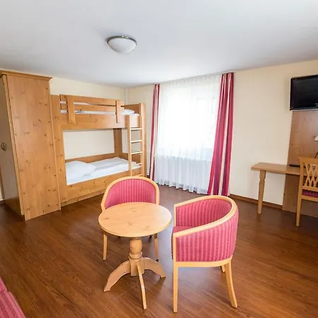 Landgasthof Linde - In Ruhiger, Laendlicher Umgebung デッゲンハウザータール